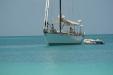 Un bateau arrive sur le mouillage