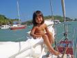 Julie sur la bome au mouillage 