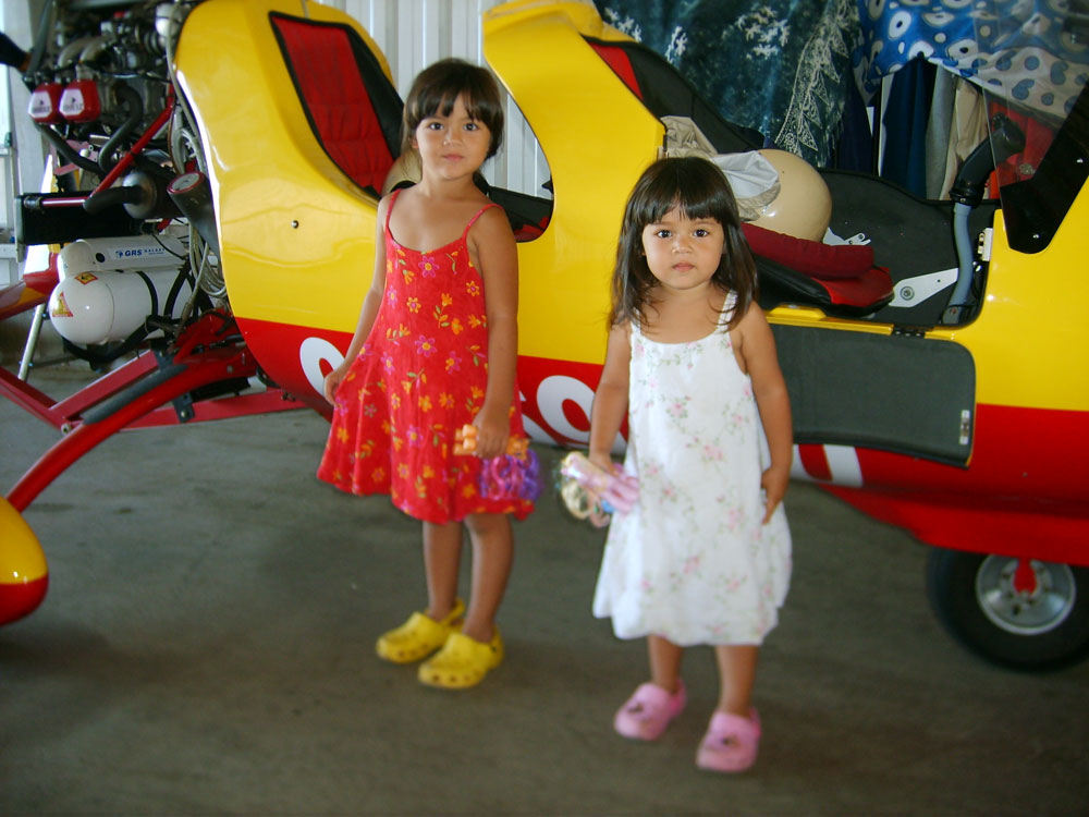 Carmen et Julie prÃ¨s de l'ULM
