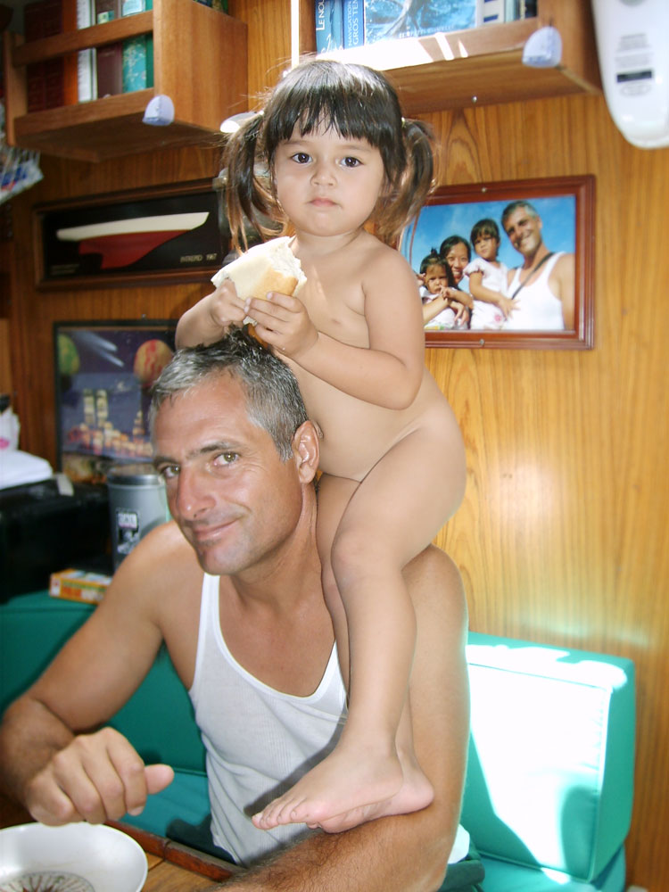 Papa et Julie sur les epaules