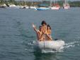 Carmen Ã  l'aise sur le dinghy