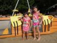 Carmen et Julie devant le kayak