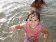 Les filles heureuse sur la plage Ã  Abrao