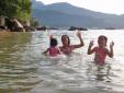 Les filles heureuse sur la plage Ã  Abrao