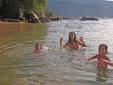 Les filles heureuse sur la plage Ã  Abrao
