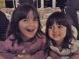 Carmen et Julie sourient