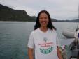Meng montre un tee-shirt