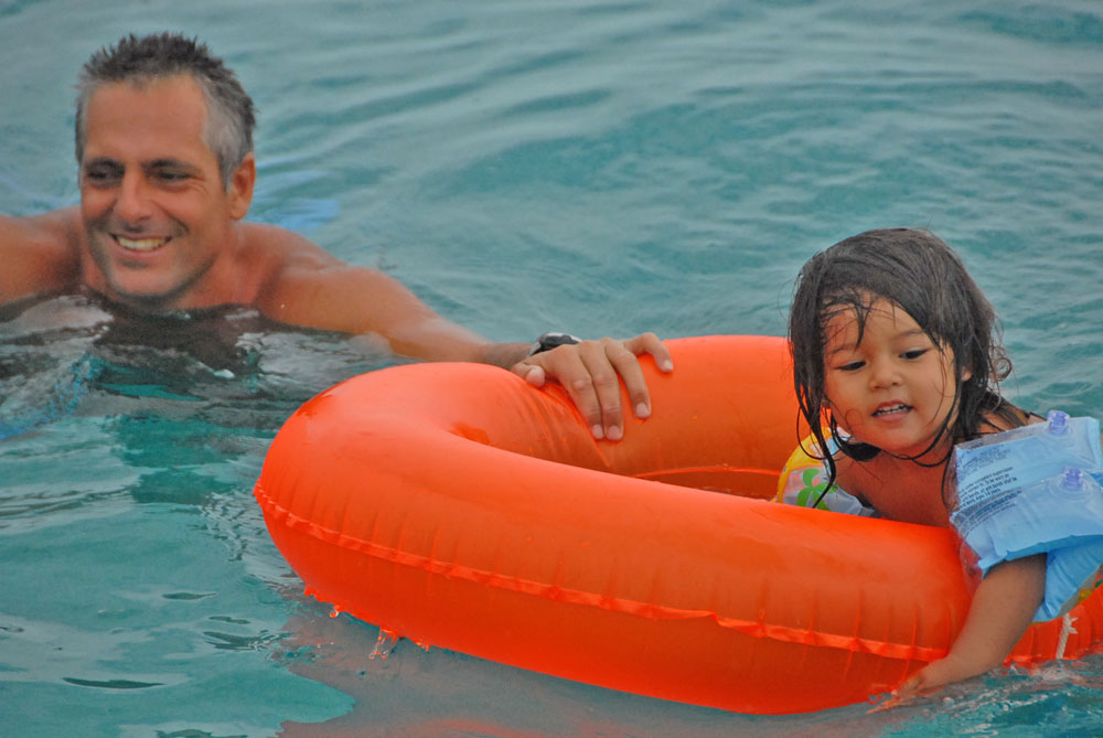 Papa et Julie dans la bouÃ©e Anse